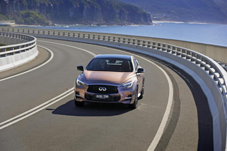  Infiniti Q30S 2.0t AWD 2016 года  (AU) (фото 8 из 26)